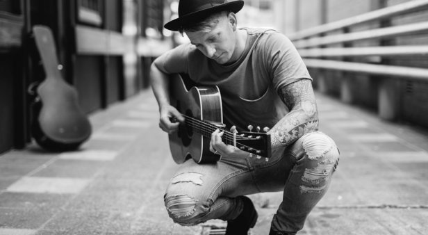 Aviary Sunday Sessions – Chris Hutchison