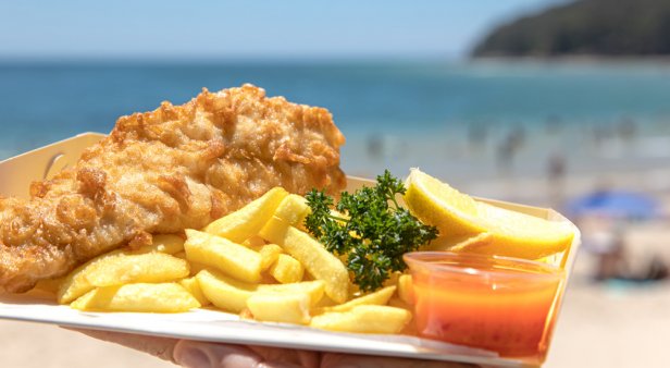 Buns in the sun – sip and snack by the shore at Noosa&#8217;s best beachside dining spots