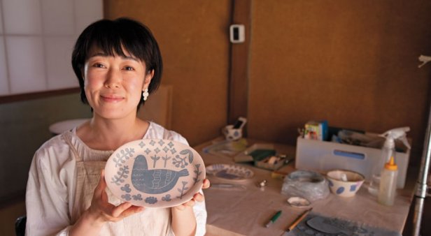 Celebrate the beauty and ethos of Japanese arts and craft with this book dedicated to Utuswa