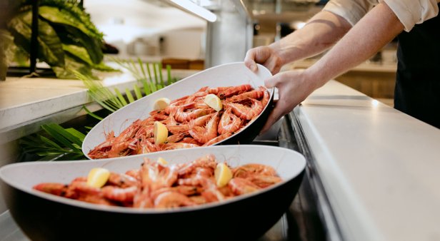 Crack in to crustaceans and bountiful buffet delights at Main Beach&#8217;s Shoreline Restaurant